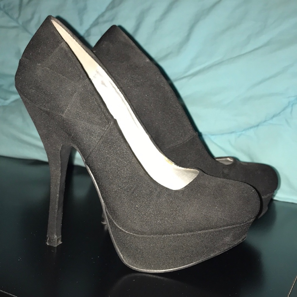 Black pumps